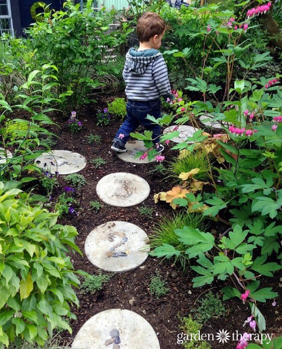 Hopscotch in the garden with DIY concrete stepping stones